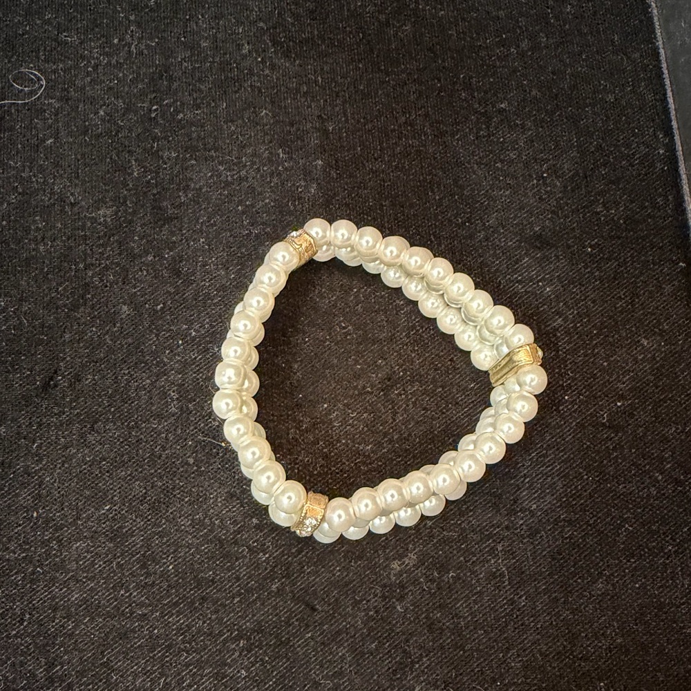 Source Unknown Triple Pearl Bracelet with Gold Details - Picture 3 of 3